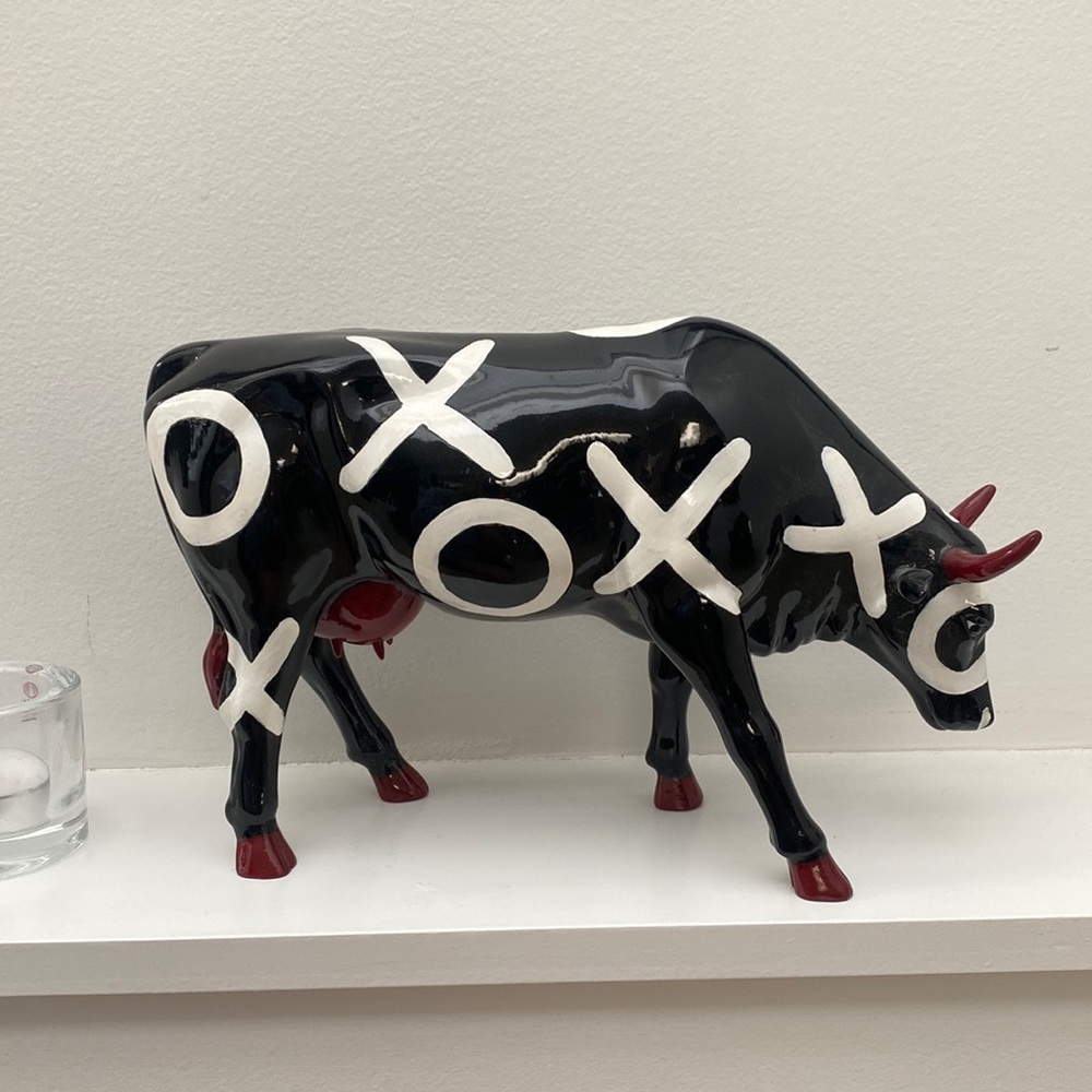 CowParade "Hugs and smooches" resin cow statue